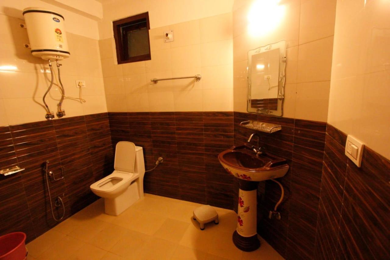 Tirthan Crest Homestay Banjar Luaran gambar