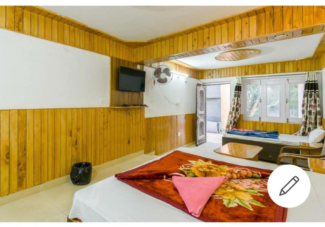 Tirthan Crest Homestay Banjar Bilik gambar
