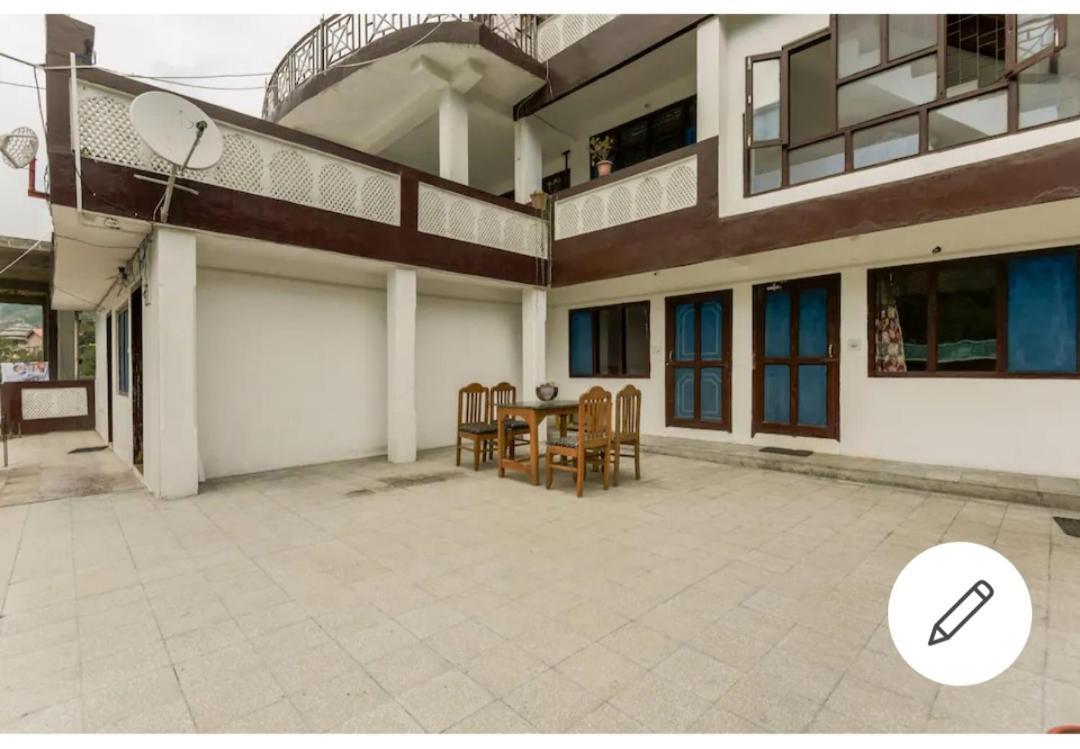 Tirthan Crest Homestay Banjar Luaran gambar