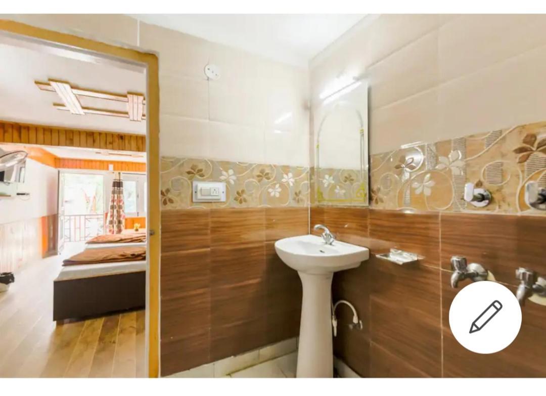 Tirthan Crest Homestay Banjar Luaran gambar