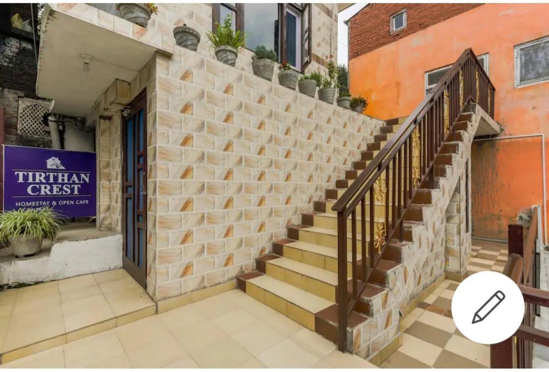 Tirthan Crest Homestay Banjar Luaran gambar