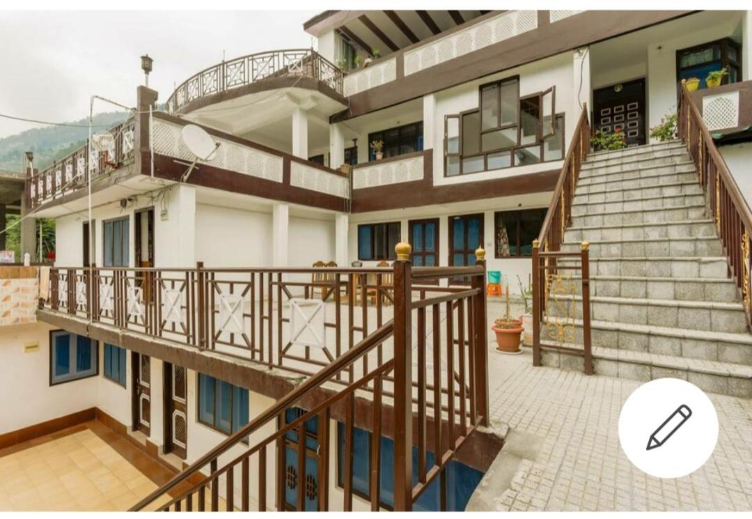 Tirthan Crest Homestay Banjar Luaran gambar