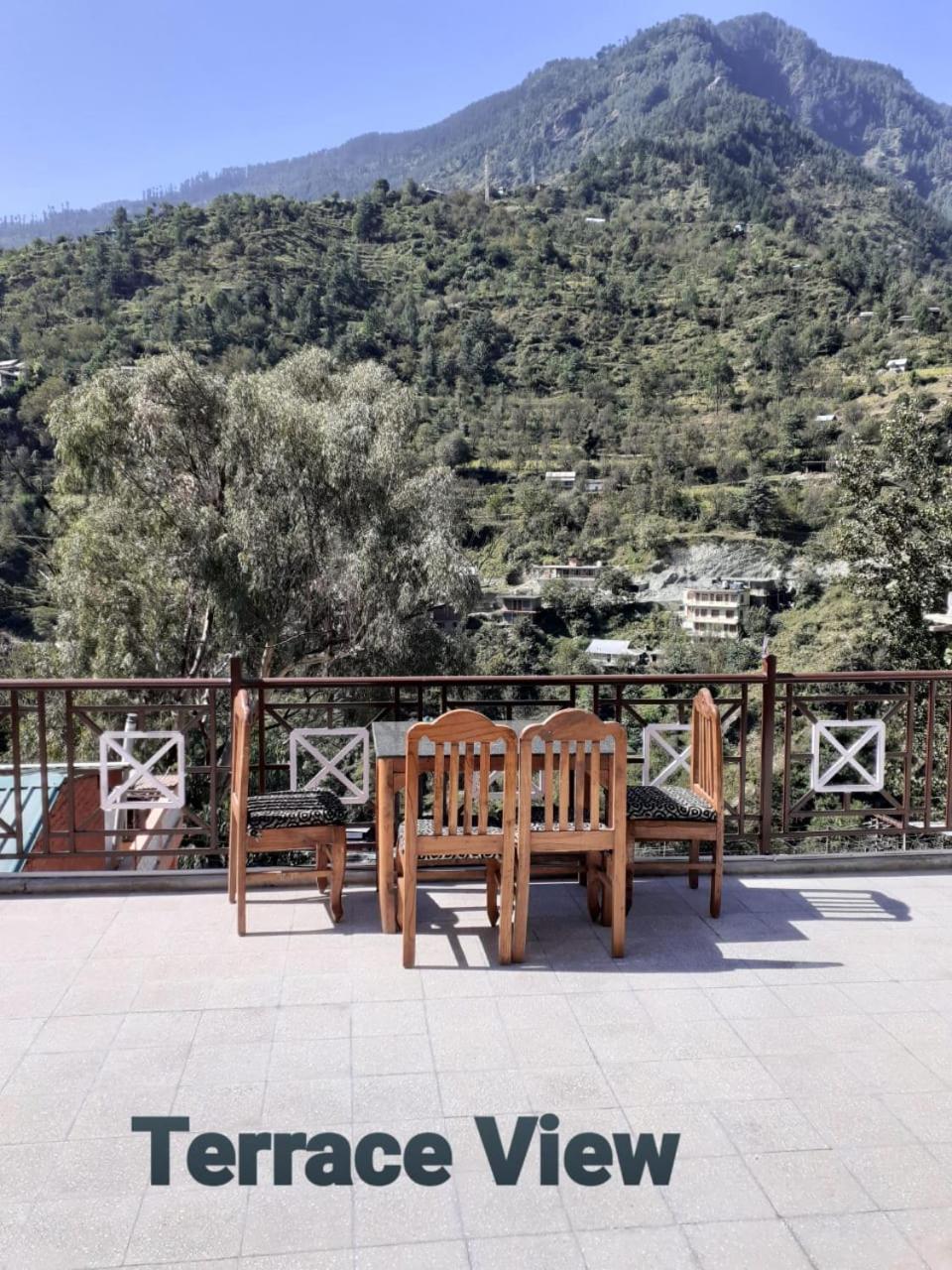 Tirthan Crest Homestay Banjar Luaran gambar
