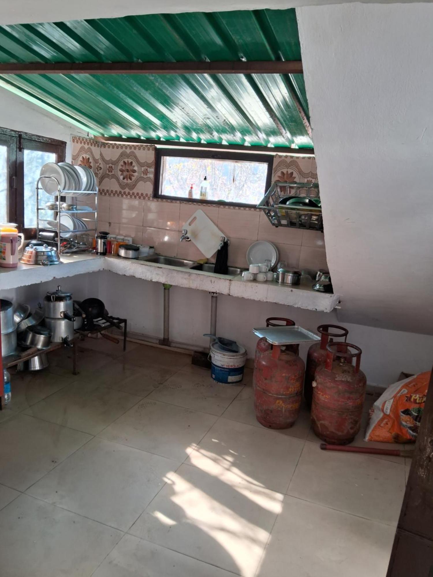 Tirthan Crest Homestay Banjar Luaran gambar