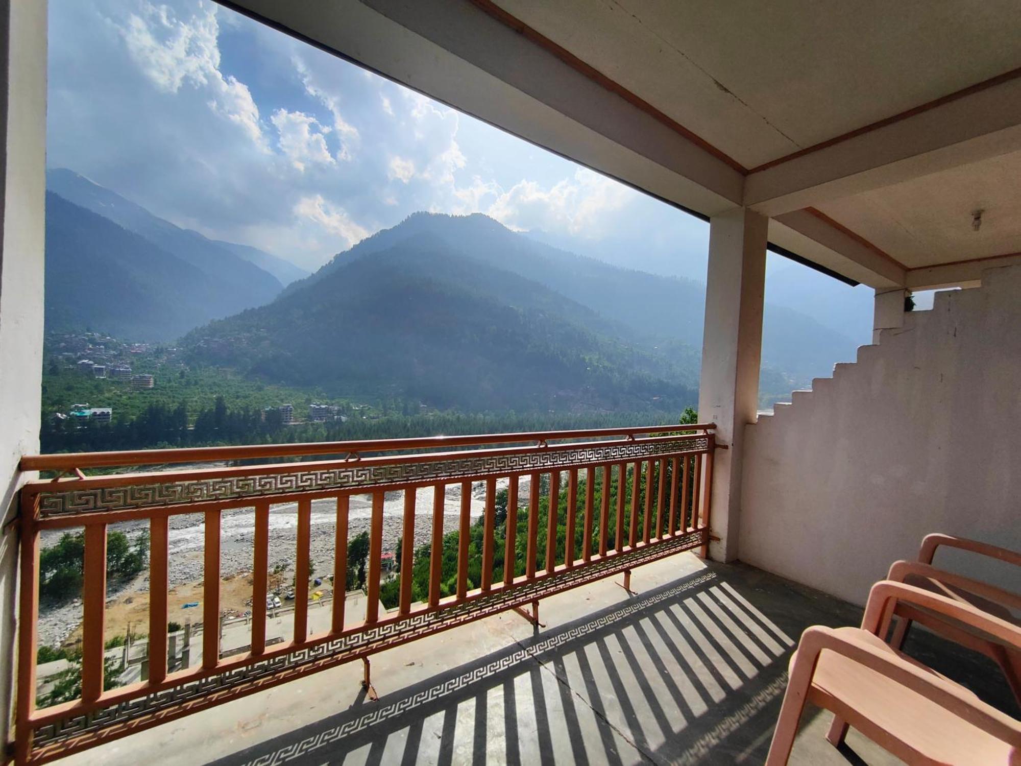 Tirthan Crest Homestay Banjar Luaran gambar